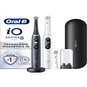 Oral-B iO 8 wiederaufladbare elektrische Zahnbürsten, weiße und schwarze Ärmel, Bluetooth, mit revolutionärer Magnettechnologie, 3 Bürsten, 1 Premium-Reisetasche